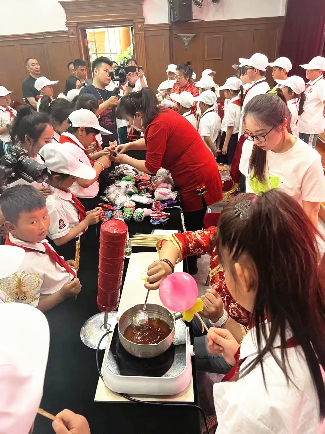 传承人李静和中国糖画工艺师王桂红为孩子们介绍了非物质文化遗产知识