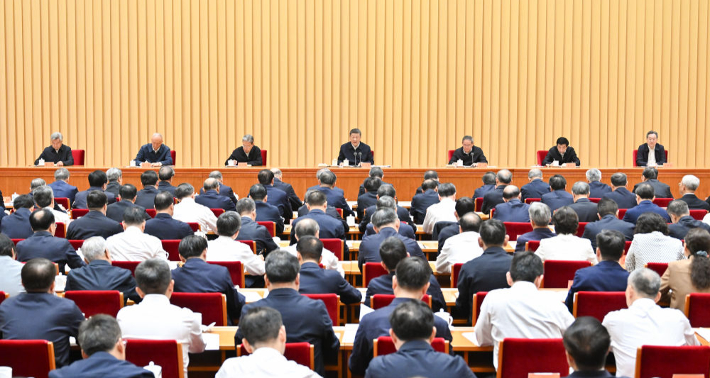         习近平出席全国卫生与健康大会并发表重要讲话
